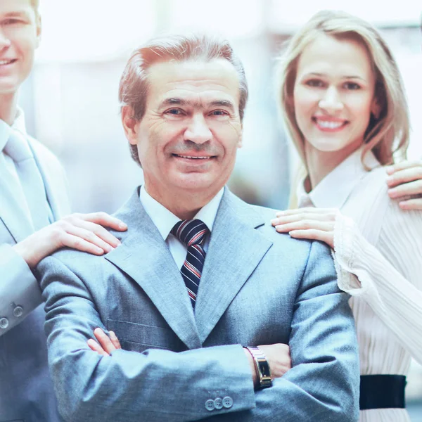 Gruppe von Geschäftsleuten, die sich gegenüberstehen, mit dem Anführer, einem Geschäftsmann im Vordergrund — Stockfoto