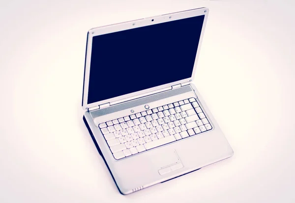 Witte laptop. Geïsoleerd op witte achtergrond. leeg scherm voor tekst — Stockfoto