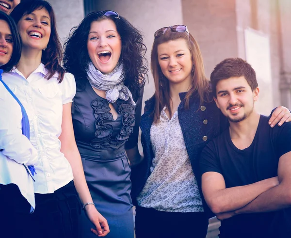 Gruppe von Studenten, die freundlich lächelnd nebeneinander stehen, an einem sonnigen Tag — Stockfoto