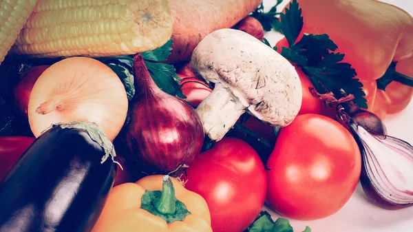 Composición con verduras crudas y cesta de mimbre — Foto de Stock