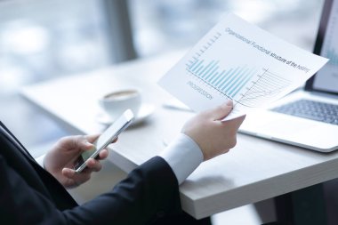 Close-Up Yöneticisi mali belgeleriyle çalışma