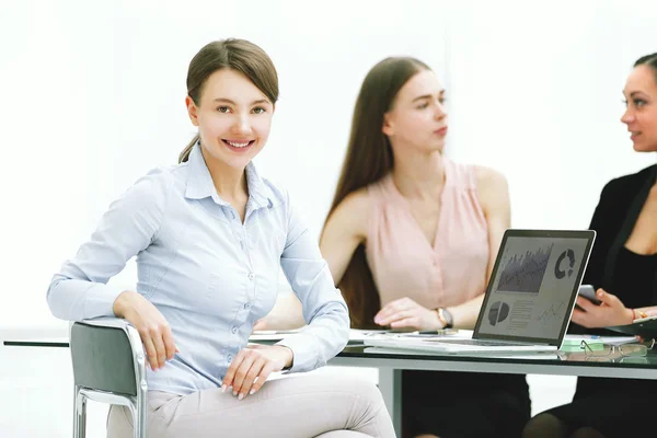 Jeune femme d'affaires travaillant avec des données marketing au bureau — Photo