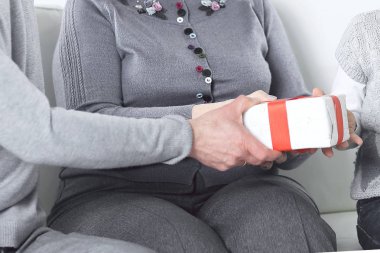 yaşlı çift onların torunu Doğum gününde bir hediye verir