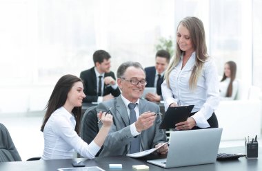 iş takım finansal veriler başkanı ile tartışıyor.