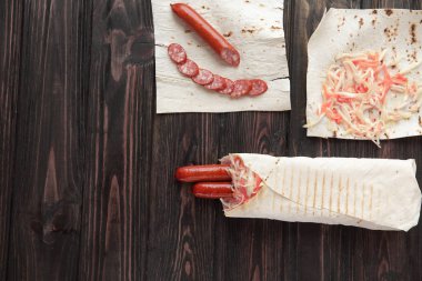 yakın çekim. Lavaş .photo kopya alanı ile sosis hazırlanması