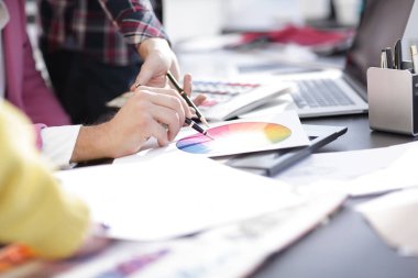 up.designer ofis resepsiyon için yeni bir proje planları ile çalışan yakın