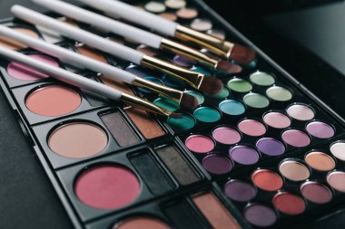 yakın çekim. Fırçalar ve göz farı. siyah izole