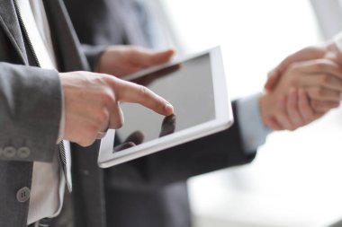 El sıkışmanın arka planda dijital tablet ile işadamı