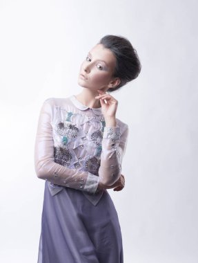 şık saç ve akşam makyaj moda kadın portresi