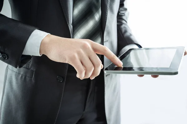 Close up.businessman tocando na tela do tablet digital — Fotografia de Stock