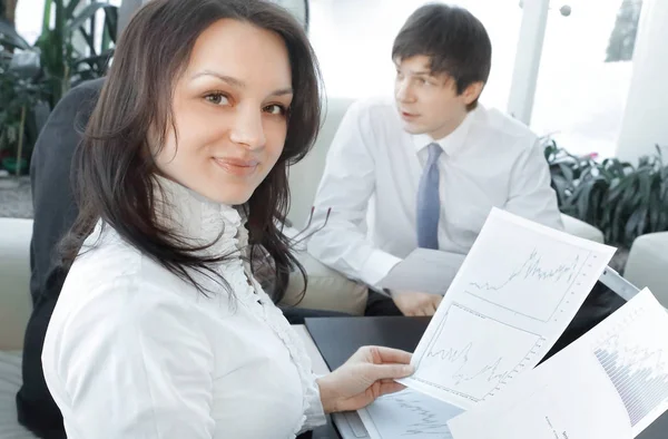 Portret van succesvolle zakenvrouw op de achtergrond van het Bureau — Stockfoto