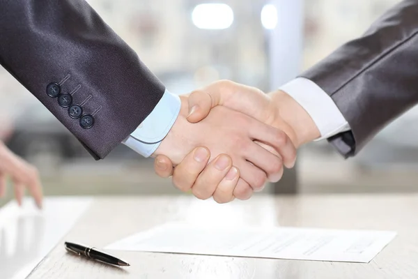 Close-up. handdruk zakenpartners na ondertekening van het contract. — Stockfoto