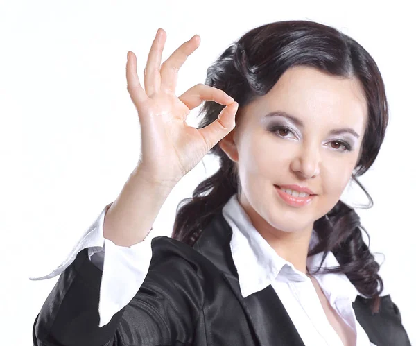 Закрывай. Улыбающаяся деловая женщина показывает жест OK.isolated на белом — стоковое фото