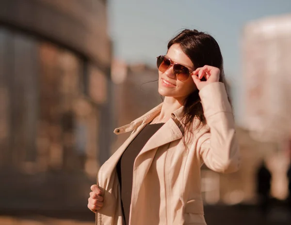 Портрет перспективной деловой женщины на фоне города . — стоковое фото