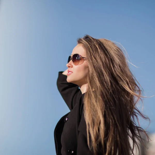 Ritratto di donna d'affari fiduciosa sullo sfondo del cielo blu della città — Foto Stock
