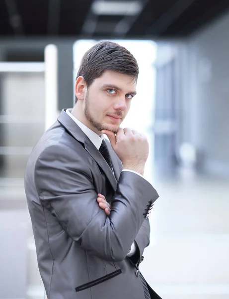 Homme d'affaires prospère moderne sur fond de bureau — Photo