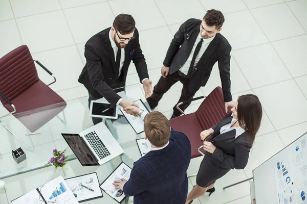 Apretón de manos a los socios comerciales después de la presentación de un nuevo proyecto financiero — Foto de Stock