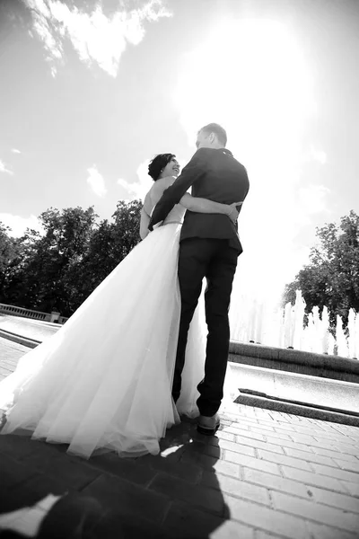 Photo en noir et blanc. heureux couple debout sur la place de la ville — Photo