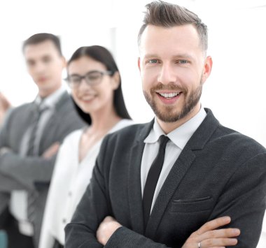 İş adamlarının önünde duran kendine güvenen bir iş adamı.