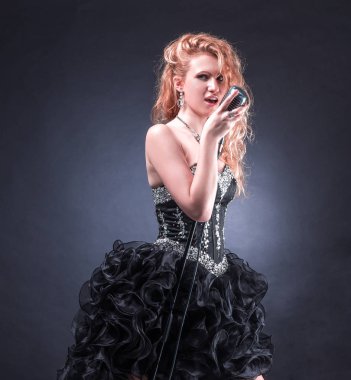 genç kadın şarkıcı bir müzikal kompozisyon gerçekleştirme