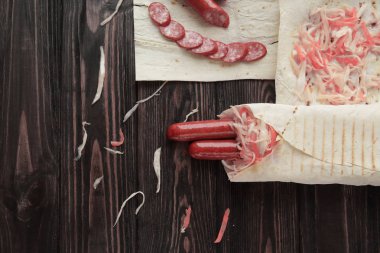 dilimlenmiş salam ve Shawarma üzerinde kopya alanı ile ahşap arka plan .photo