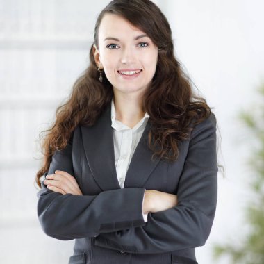 Ofisin arka planında genç iş kadınının portresi var.