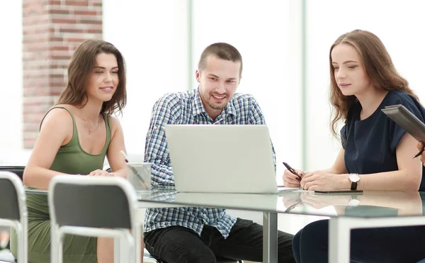 Giovane team aziendale sul posto di lavoro in ufficio — Foto Stock