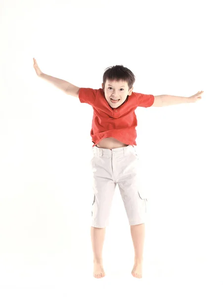 Pequeño niño realiza un ejercicio de salto.aislado en blanco — Foto de Stock