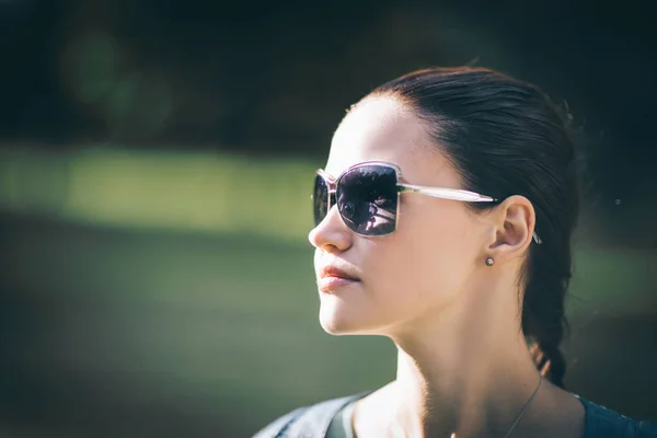 Nahaufnahme. schönes selbstbewusstes Mädchen mit Sonnenbrille. — Stockfoto