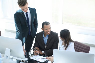 ofiste finansal belgeler ile çalışan işçilerin.