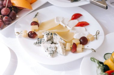 restoranda bir plaka üzerinde Peynir tabağı