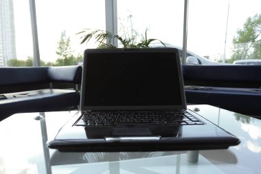 yakın çekim. açık tablo üstünde Laptop