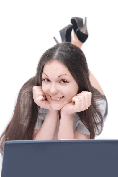 Chica sonriente trabaja con el portátil tirado en el suelo —  Fotos de Stock