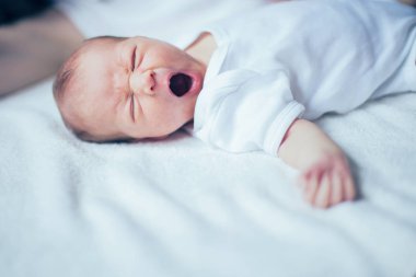 Yeni doğan bebek yatak ve yawns yalan