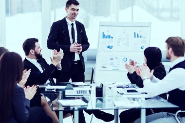  iş takım yeni bir mali proje bir sunum şirketin iş ortakları için verir.