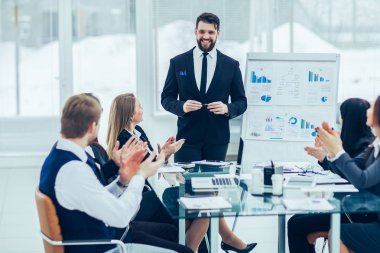  üst düzey yöneticisi şirket ve iş takım, yeni bir mali proje sunumu üzerinde bir tartışma ev sahipliği yapıyor