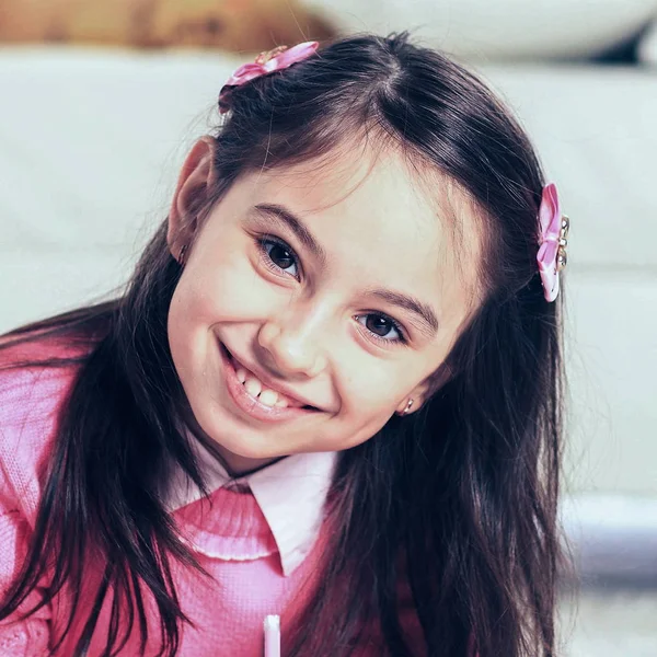 Porträt eines schönen kleinen Mädchens auf dem Hintergrund von childre — Stockfoto