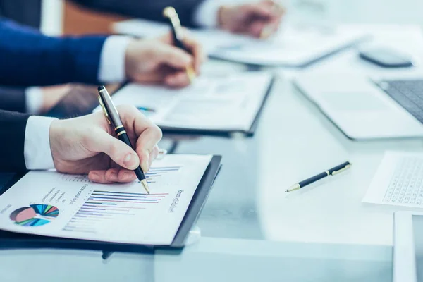 Primer plano del equipo de negocios está trabajando con los horarios financieros en el lugar de trabajo en la oficina — Foto de Stock