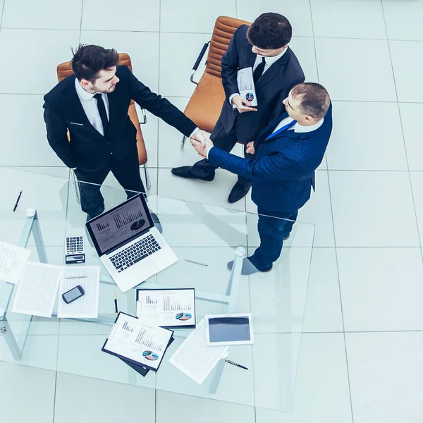 Socios de negocios se dan la mano antes de comenzar una reunión de negocios — Foto de Stock