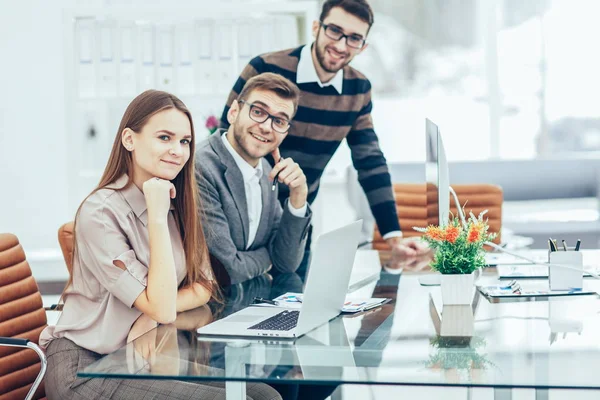 Équipe de rédacteurs professionnels travaillant sur un nouveau projet publicitaire sur le lieu de travail dans le Studio — Photo