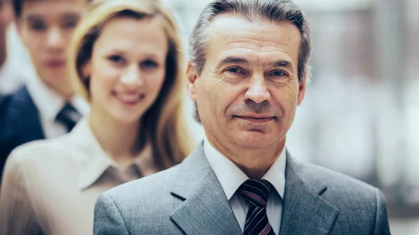 Glücklich lächelndes Geschäftsteam steht in der Reihe im Büro — Stockfoto