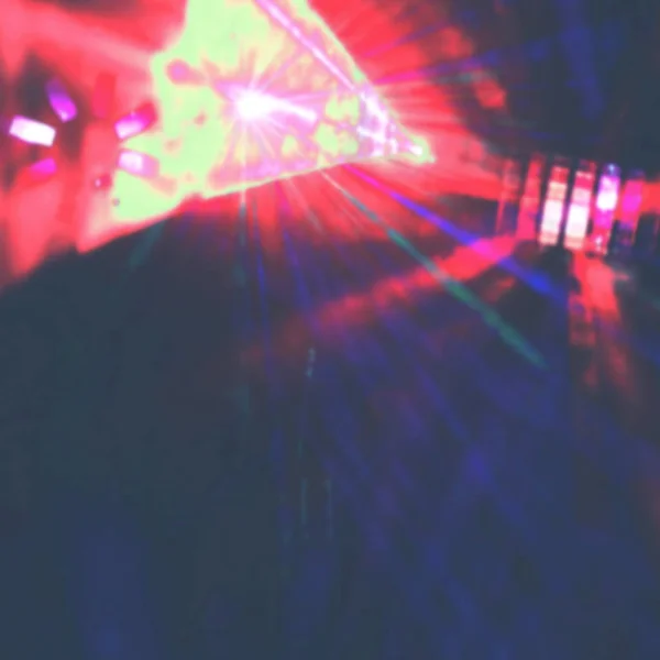 Illuminazione discoteca con fasci luminosi di proiettori, laser show. — Foto Stock