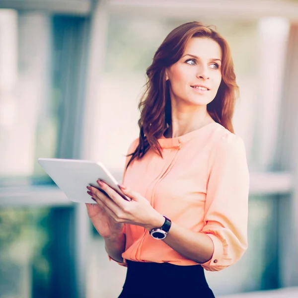 Succesvol zakenvrouw, houden een digitale tablet-computer op kantoor — Stockfoto