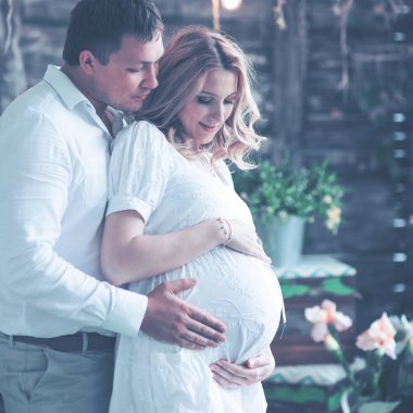 mutlu karı koca hamile bir kafede