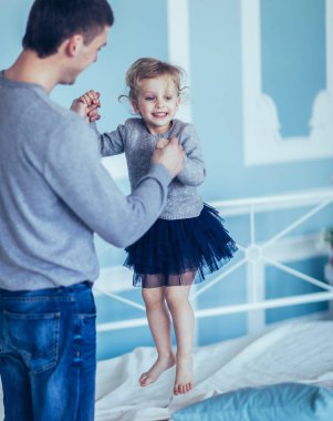 sevgi dolu baba mutlu küçük kızı ile çalış