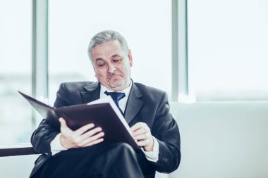 yeni bir sözleşme şartları belgeleriyle deneyimli avukat değerlendirmeleri