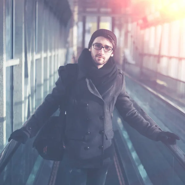 Giovane uomo si trova sulle scale della metropolitana — Foto Stock