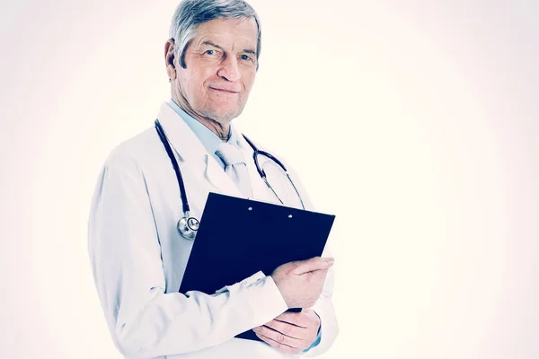 Взрослый опытный врач с папкой и стетоскопом. Изолированный на белом фоне . — стоковое фото