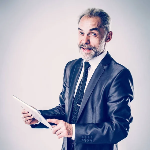Exitoso hombre de negocios con tableta digital sobre fondo claro — Foto de Stock