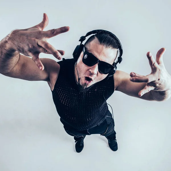 Pohled z vrcholu - Dj - rapper se sluchátky na světlém pozadí — Stock fotografie